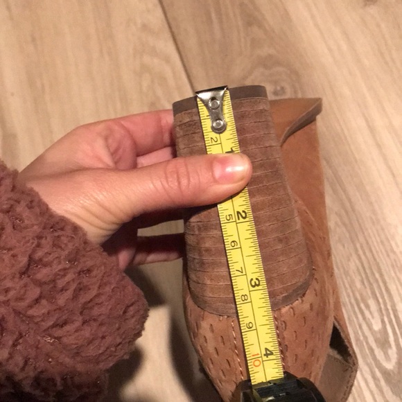 Tan suede booties - Picture 6 of 6